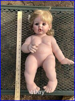 2002 Fayzah Spanos #497/ 500 Vinyl Collector Doll Blonde 16 With Shell Bed