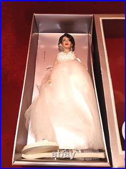 Franklin Mint Elizabeth Taylor Vinyl Portrait Doll with Box Stand Has Tag Read