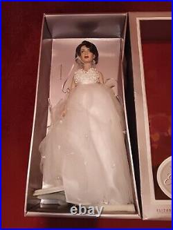 Franklin Mint Elizabeth Taylor Vinyl Portrait Doll with Box Stand Has Tag Read