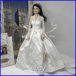 Franklin Mint HRH Kate Middleton, Duchess Vinyl ROYAL WEDDING BRIDE Doll 16