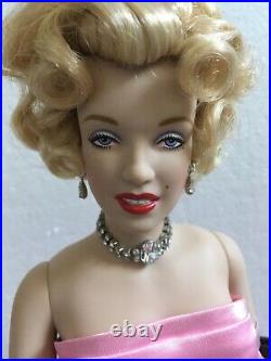 Franklin Mint MARILYN MONROE 16 Vinyl DOLL withSTAND + 1 extra Doll Dress