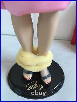 Franklin Mint MARILYN MONROE 16 Vinyl DOLL withSTAND + 1 extra Doll Dress