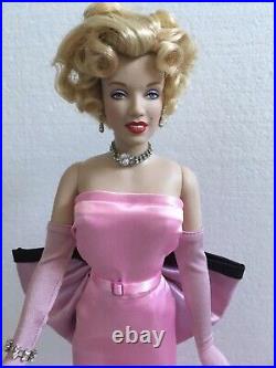 Franklin Mint MARILYN MONROE 16 Vinyl DOLL withSTAND + 1 extra Doll Dress