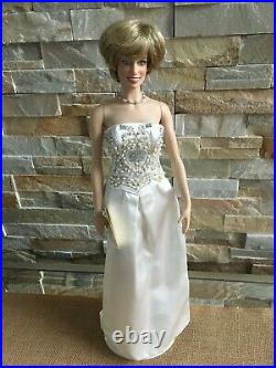 Franklin Mint PRINCESS DIANA 16 Vinyl DOLL in long Creme Gown withStand +Tag