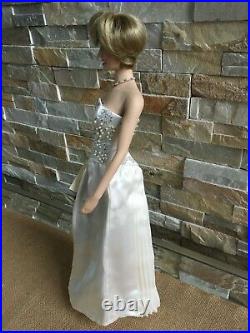 Franklin Mint PRINCESS DIANA 16 Vinyl DOLL in long Creme Gown withStand +Tag