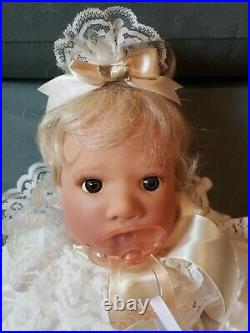 Lee Middleton Doll Beauty First Born-Awake #2402/2500. C. O. A, tags and box