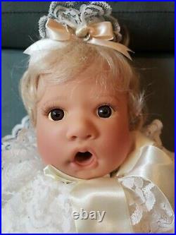 Lee Middleton Doll Beauty First Born-Awake #2402/2500. C. O. A, tags and box