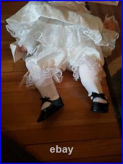 Lee Middleton Doll Beauty First Born-Awake #2402/2500. C. O. A, tags and box