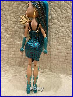 Lot 2 Near Complete Monster High doll Boo York Nefera de Nile Luna Mothews Shoes