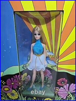 NRFB 2001 Checkerboard Toys 30th Anniversary Dawn Doll + 2 Fashion Outfits LOOK