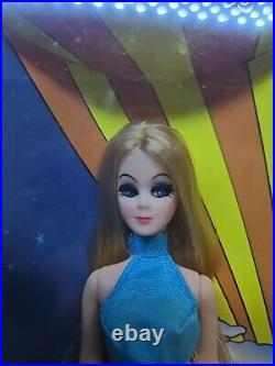 NRFB 2001 Checkerboard Toys 30th Anniversary Dawn Doll + 2 Fashion Outfits LOOK