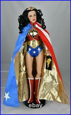 Tonner Dolls Wonder Woman Deluxe 17 DC Stars 2009 Rare, Mint Complete