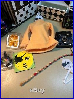 Twiggy Doll, 3 Outfits, Mannequin & Franklin Mint Collector Trunk Carrying Case