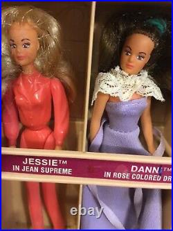 Vintage Kenner GLAMOUR GALS Fashion Doll Showplace Case & 19 Dressed Dolls 1981