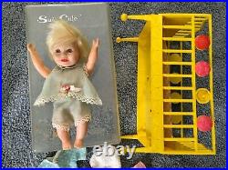 XDeluxe Reading Corp. Lot 11 dolls (5 Penny Brite) & 6 Suzy cute with crib, Case