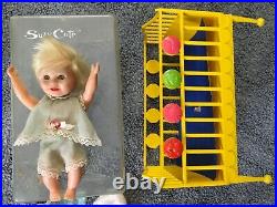 XDeluxe Reading Corp. Lot 11 dolls (5 Penny Brite) & 6 Suzy cute with crib, Case